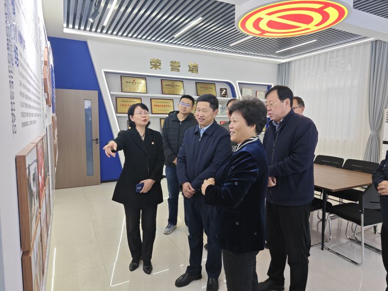 牛逼影院2025年05月09日上午 安阳市人大常委会副主任、市总工会党组书记、主席夏军一行莅临华阳电磁铁参观调研；对公司2023年全国五一劳动奖章获得者汪利娜慰问，并听取劳模工作室相关情况汇报